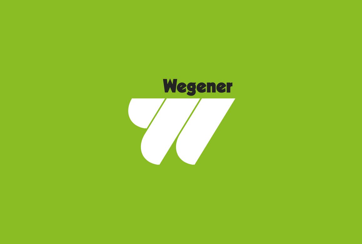 Logo von Wegener in weißer Schrift auf grünem Hintergrund, bestehend aus stilisierten Buchstaben und Formen.